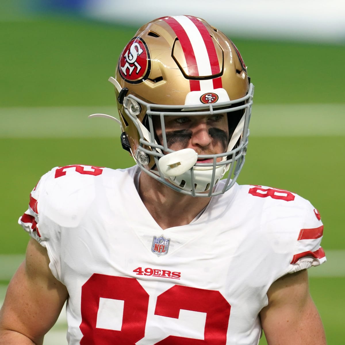 Ross Dwelley of the San Francisco 49ers on the field before the game  Fotografía de noticias - Getty Images