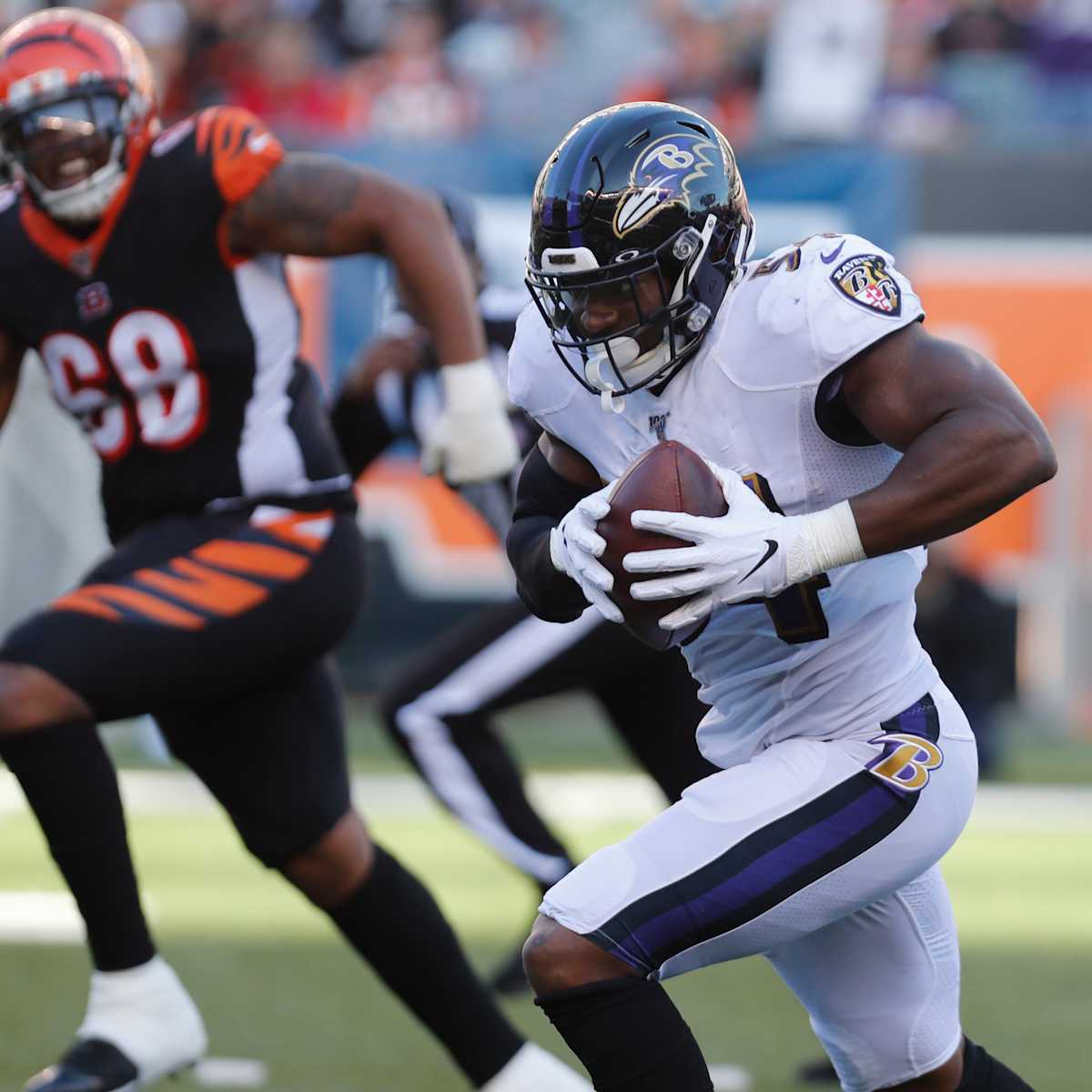 Baltimore Ravens linebacker Tyus Bowser (54) kneels during the national  anthem before an NFL football game against the Kansas City Chiefs, Monday,  Sept. 28, 2020, in Baltimore. (AP Photo/Nick Wass Stock Photo - Alamy