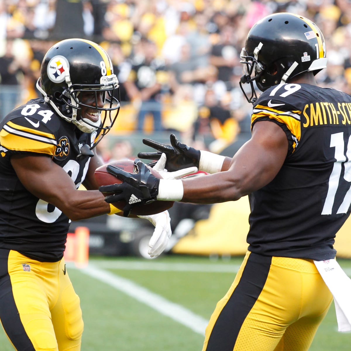 Pittsburgh Steelers wide receiver JuJu Smith-Schuster (19) warms-up before  an NFL football game against the Dallas Cowboys, Sunday, Nov. 8, 2020, in  Arlington, Texas. Pittsburgh won 24-19. (AP Photo/Brandon Wade Stock Photo 