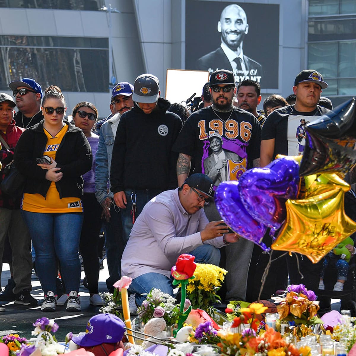 Staples Center, Kobe Bryant's 'house,' becomes a place of mourning – Daily  News
