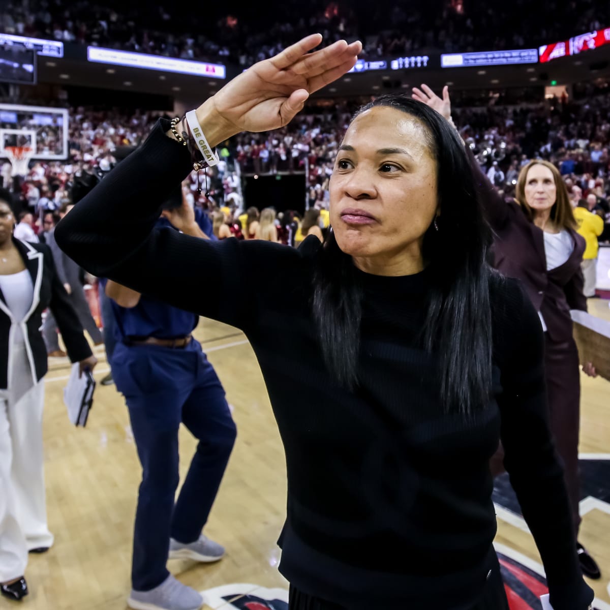 Dawn Staley dons Alshon Jeffery jersey as South Carolina retires No. 1