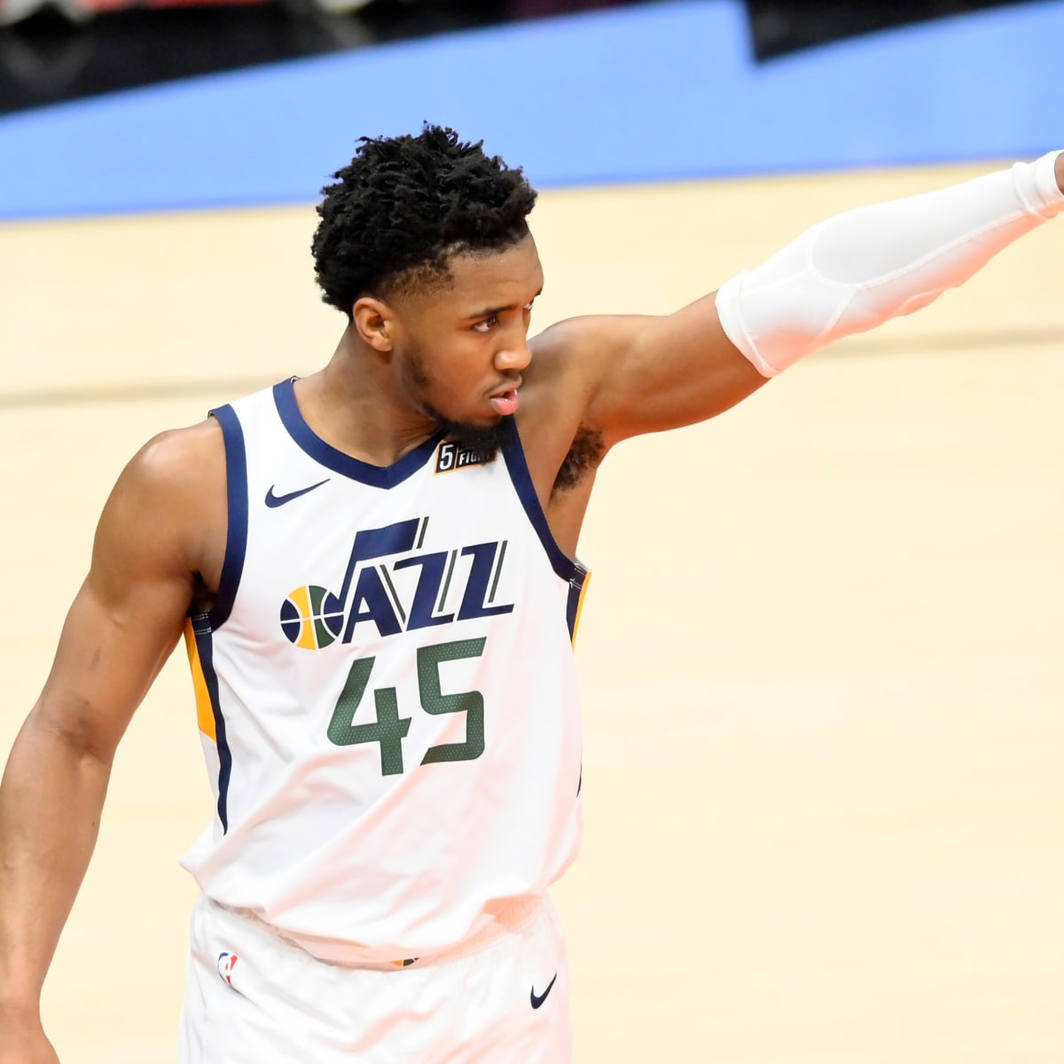 Donovan Mitchell tests positive for coronavirus - ESPN