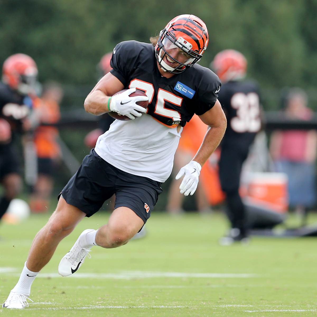 Tyler Eifert signs with the Jacksonville Jaguars - Fake Teams