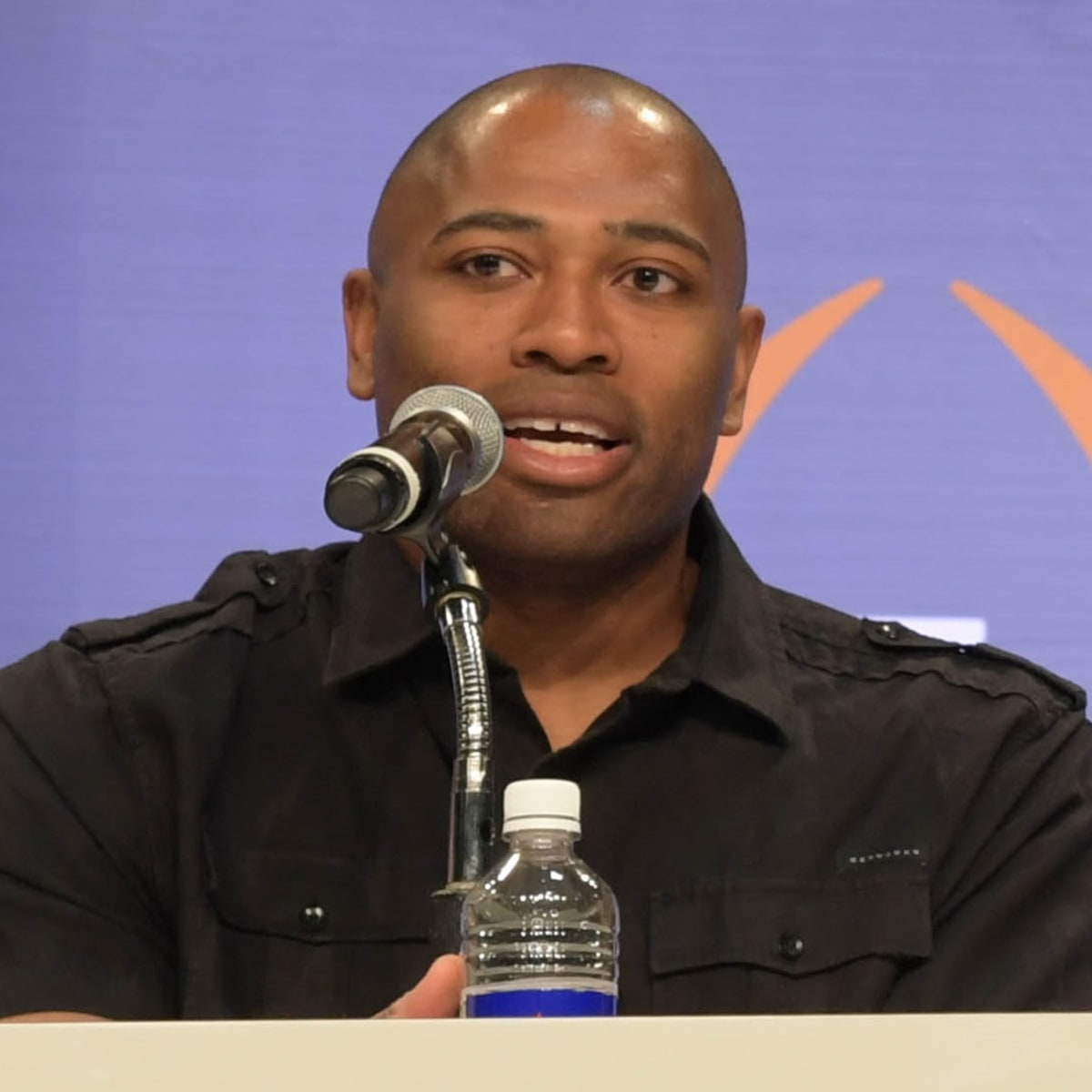 Former NFL star Shaun Alexander speaks at Liberty University convocation