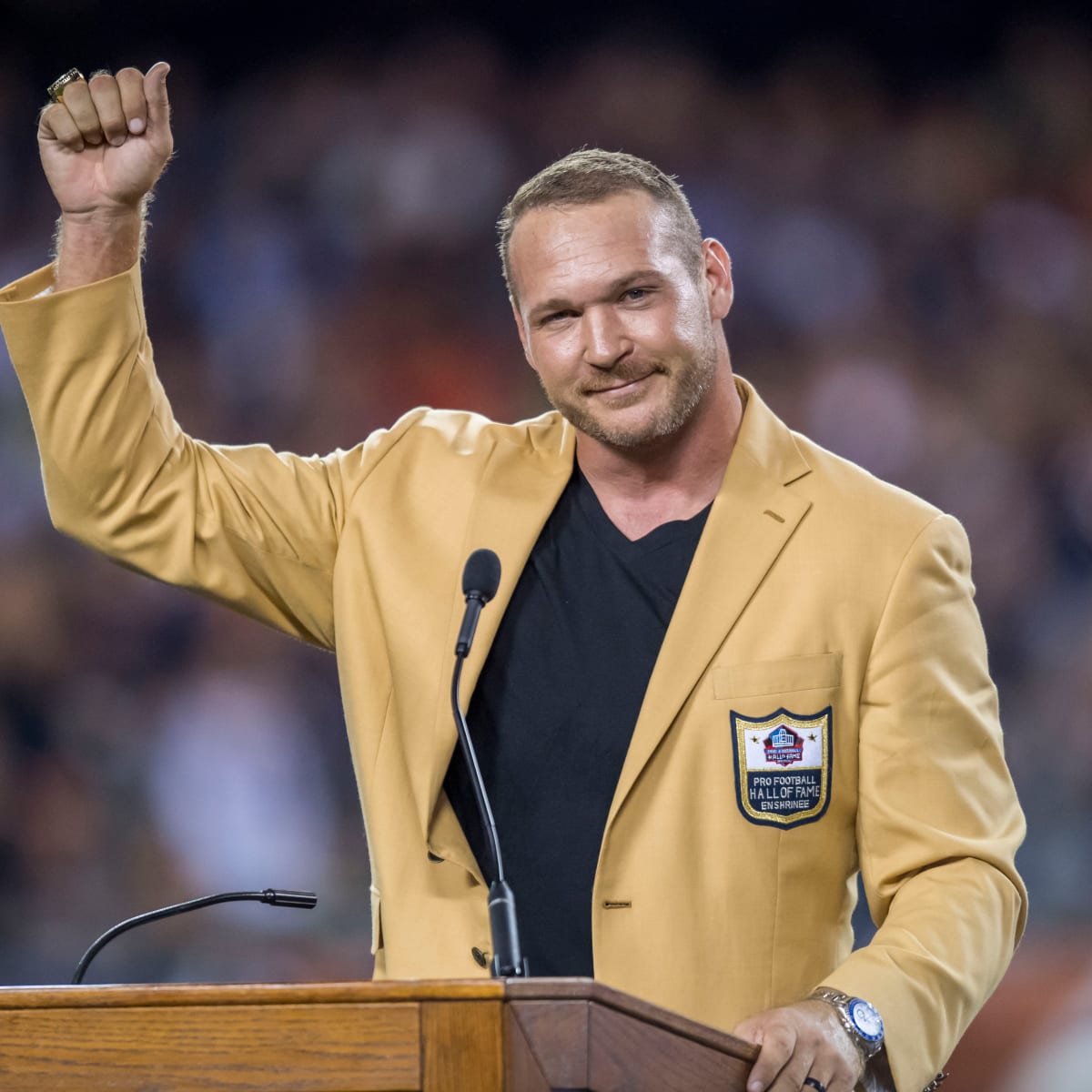 Chicago Bears Legend Brian Urlacher Sounds Off on Signing - Sports  Illustrated Chicago Bears News, Analysis and More