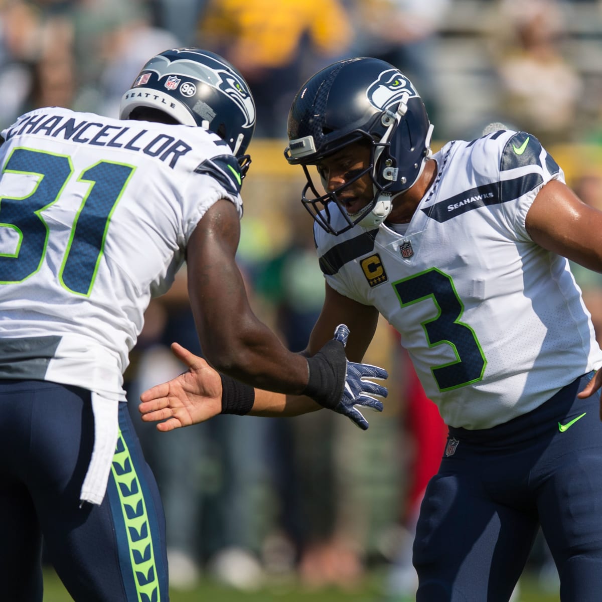 Marshawn Lynch dons Kam Chancellor's jersey at practice