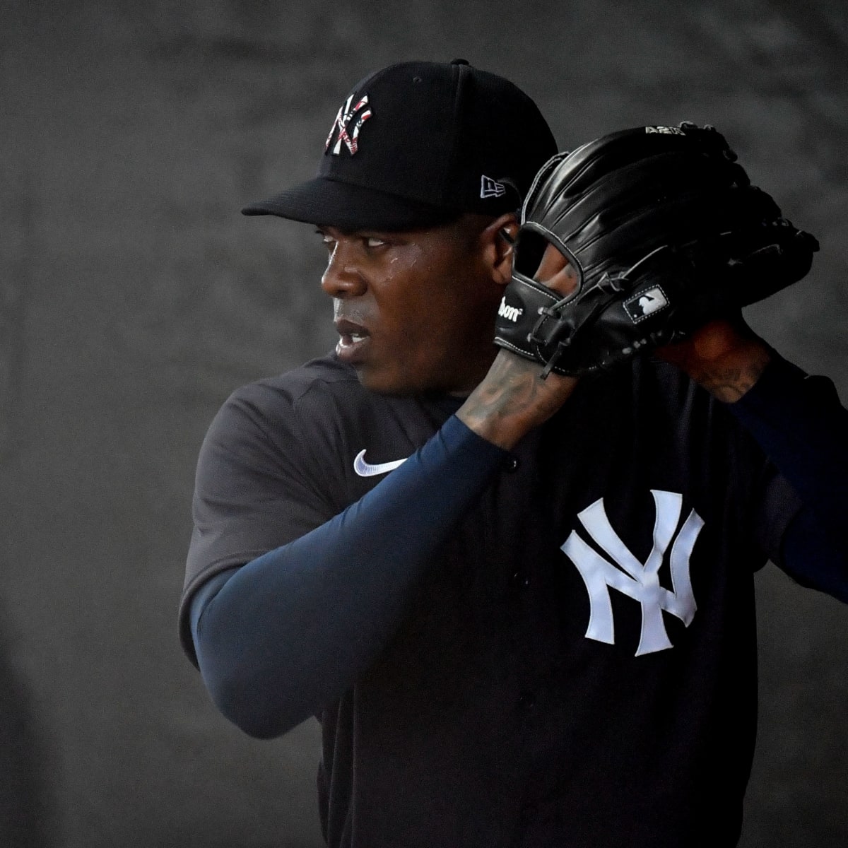 Yankees' Aroldis Chapman shows off massive muscles in workout