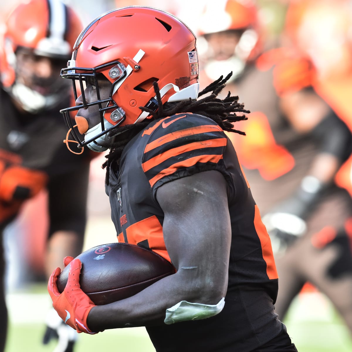 Running back Kareem Hunt signs second-round restricted free agent tender  with Browns