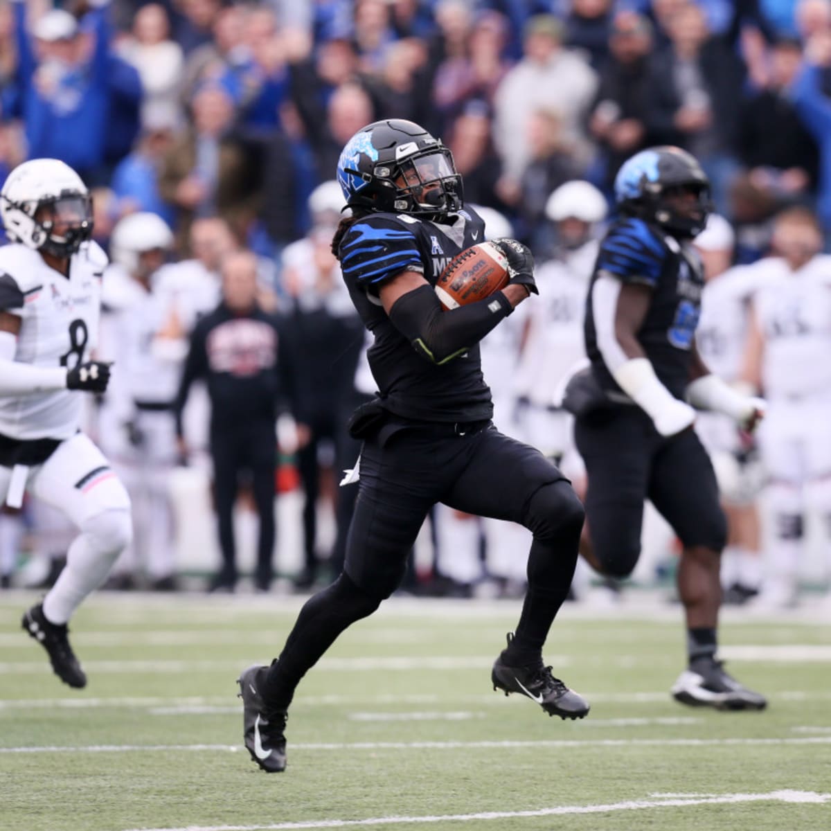 Chris Claybrooks of the Jacksonville Jaguars runs for yardage during  News Photo - Getty Images