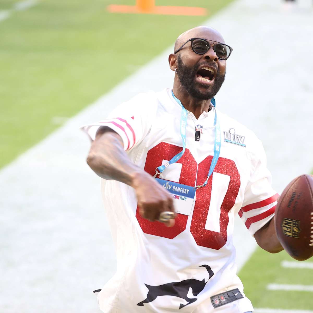 49ers legend Jerry Rice looks ready to take the field again as he