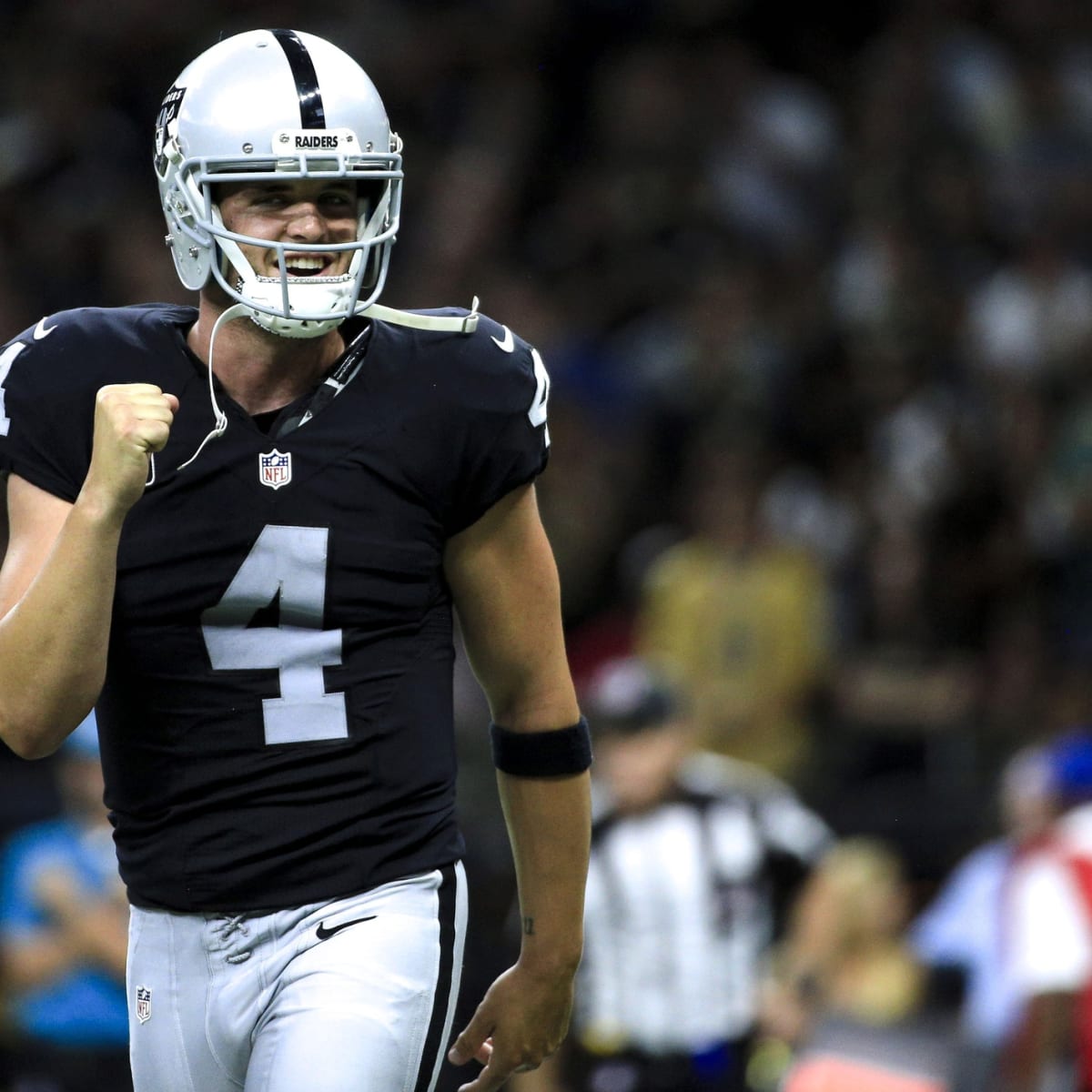 Derek Carr, Saints agree to four-year contract