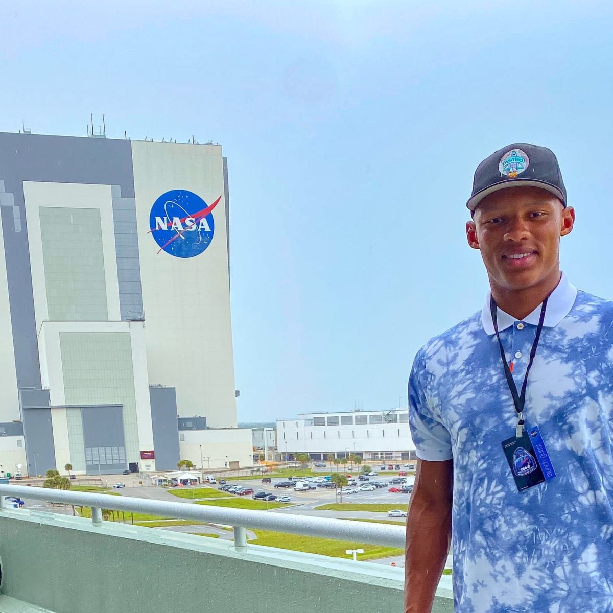 Browns QB Josh Dobbs takes teammates on field trip to NASA's Glenn Research  Center