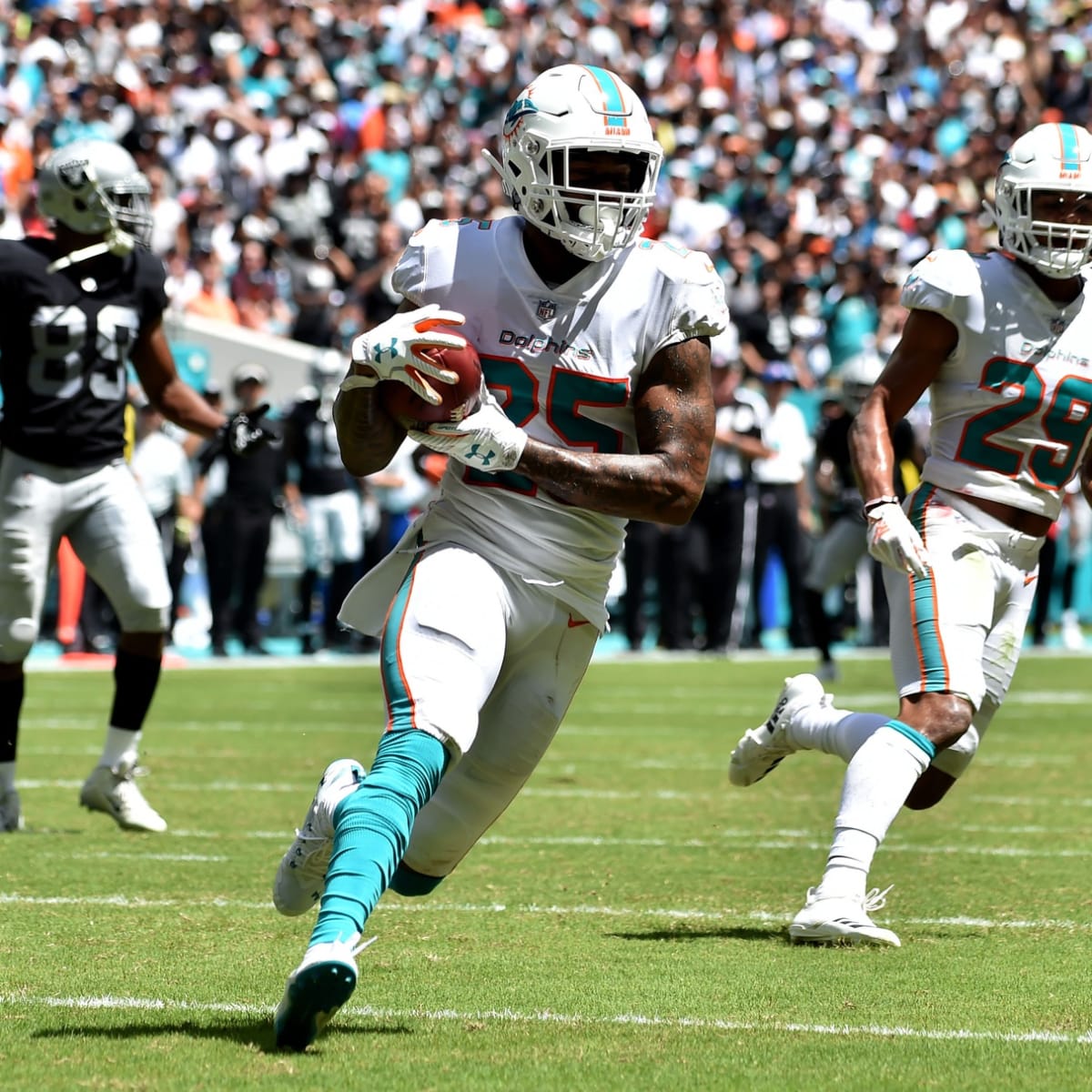 Miami Dolphins cornerback Xavien Howard (25) warms up before an NFL  football game against the Tennessee Titans Sunday, Jan. 2, 2022, in  Nashville, Tenn. (AP Photo/James Kenney Stock Photo - Alamy