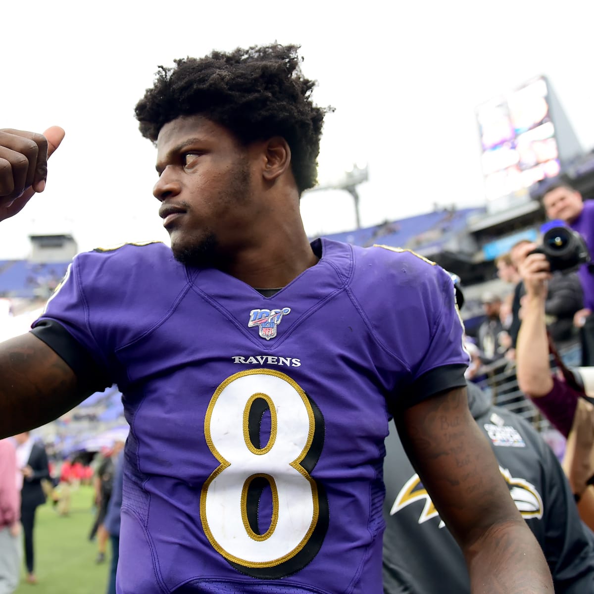 Ravens QB Lamar Jackson unsuccessfully jukes jet ski