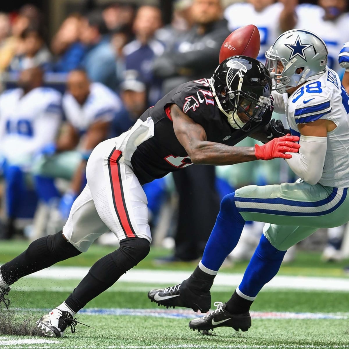 East Rutherford, New Jersey, USA. 1st Nov, 2017. Falcons' wide receiver Julio  Jones (11) during warm ups prior to NFL action between the Atlanta Falcons  and the New York Jets at MetLife