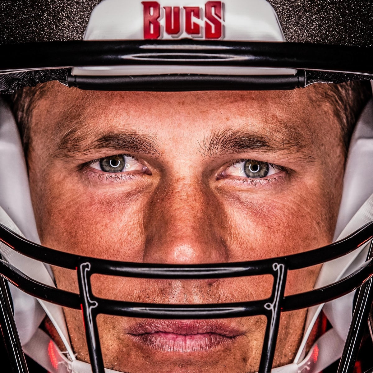 Bucs unveil their first photos of Tom Brady in uniform