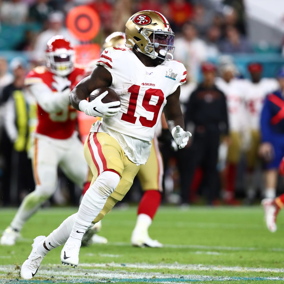 Deebo Samuel suffers broken foot during a throwing session Tuesday