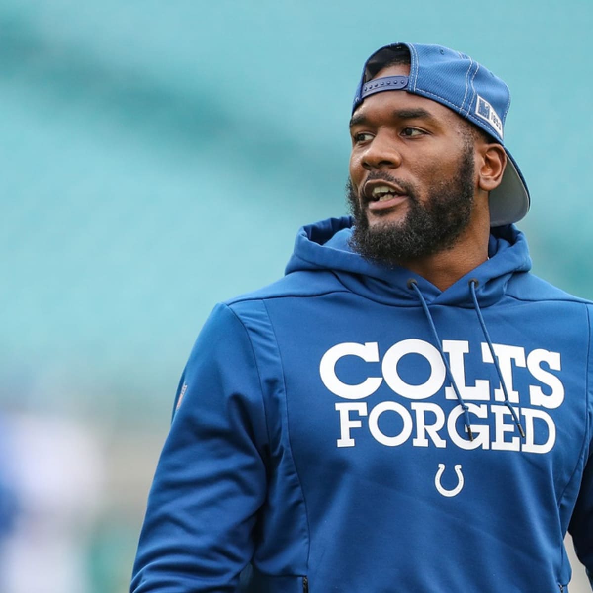 Darius Leonard tries to 'bribe' a Dolphins lineman