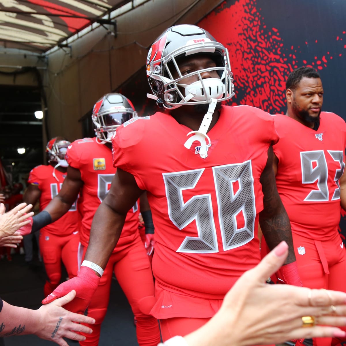 Unbelievable' Shaq Barrett leads Bucs defense in 27-17 win over