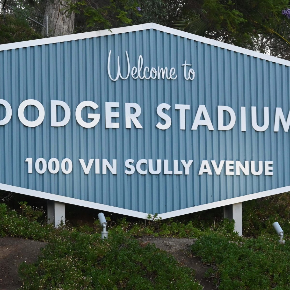 Fans returning to Dodger Stadium can expect prepaid parking, cashless  transactions and clear bags only - ABC7 Los Angeles