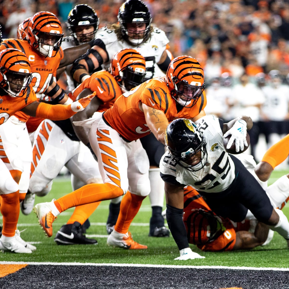 Cincinnati Bengals Tight End C.J. Uzomah Leaves Game With Leg Injury -  Sports Illustrated Cincinnati Bengals News, Analysis and More