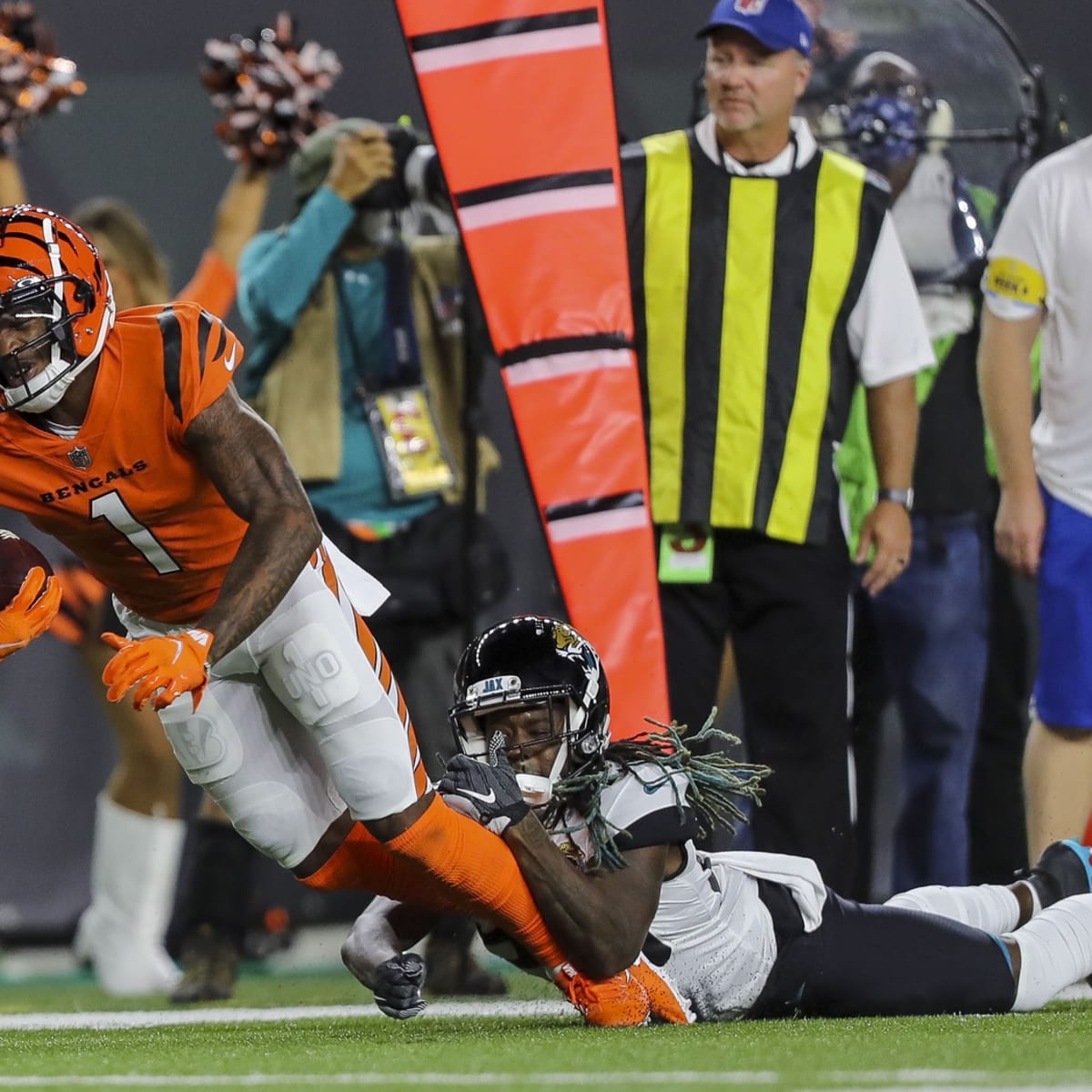 Watch Davante Adams make extra sure tunnel is clear before leaving field