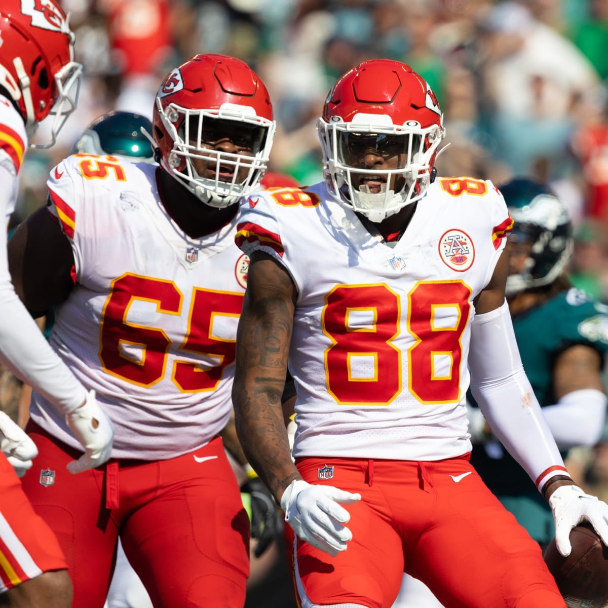 Patrick Mahomes throws 5 TD passes, Chiefs beat Eagles 42-30