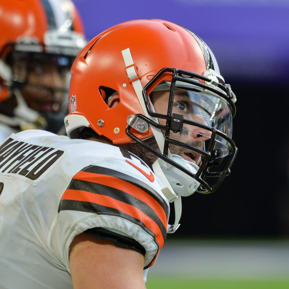 Baker Mayfield holds postgame press conference with left arm in sling