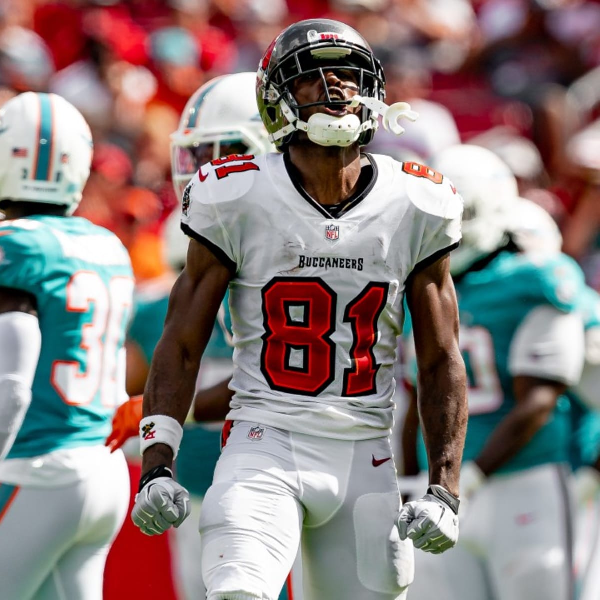 Antonio Brown returns to Tampa Bay Buccaneers National News - Bally Sports