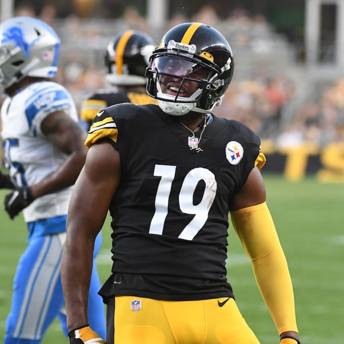 JuJu Smith-Schuster's back in school, wearing his Steelers jersey and pads  