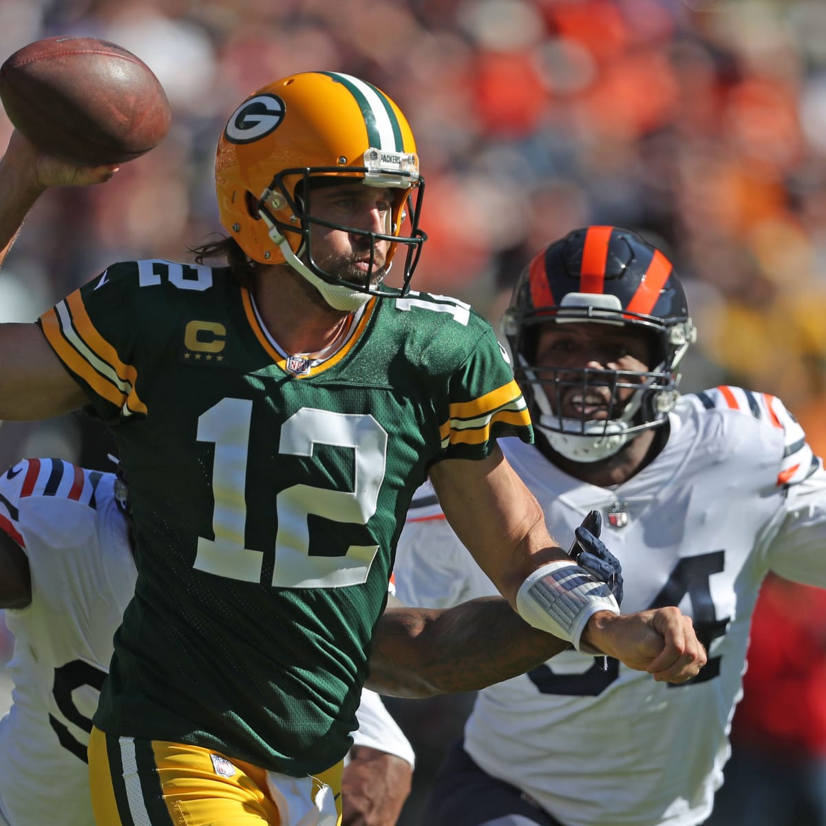 Aaron Rodgers Tells Bears Fans 'I Still Own You' After Double-Bird