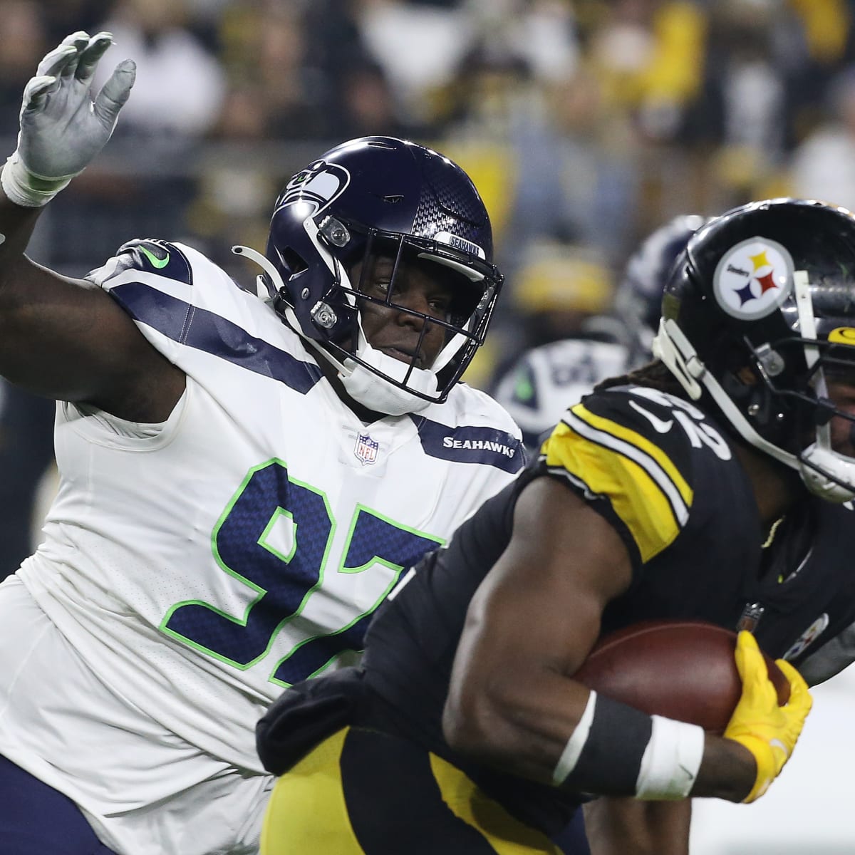 Halftime Observations: Drew Lock Delivers as Seattle Seahawks Build 14-3  Lead Over New York Giants - Sports Illustrated Seattle Seahawks News,  Analysis and More