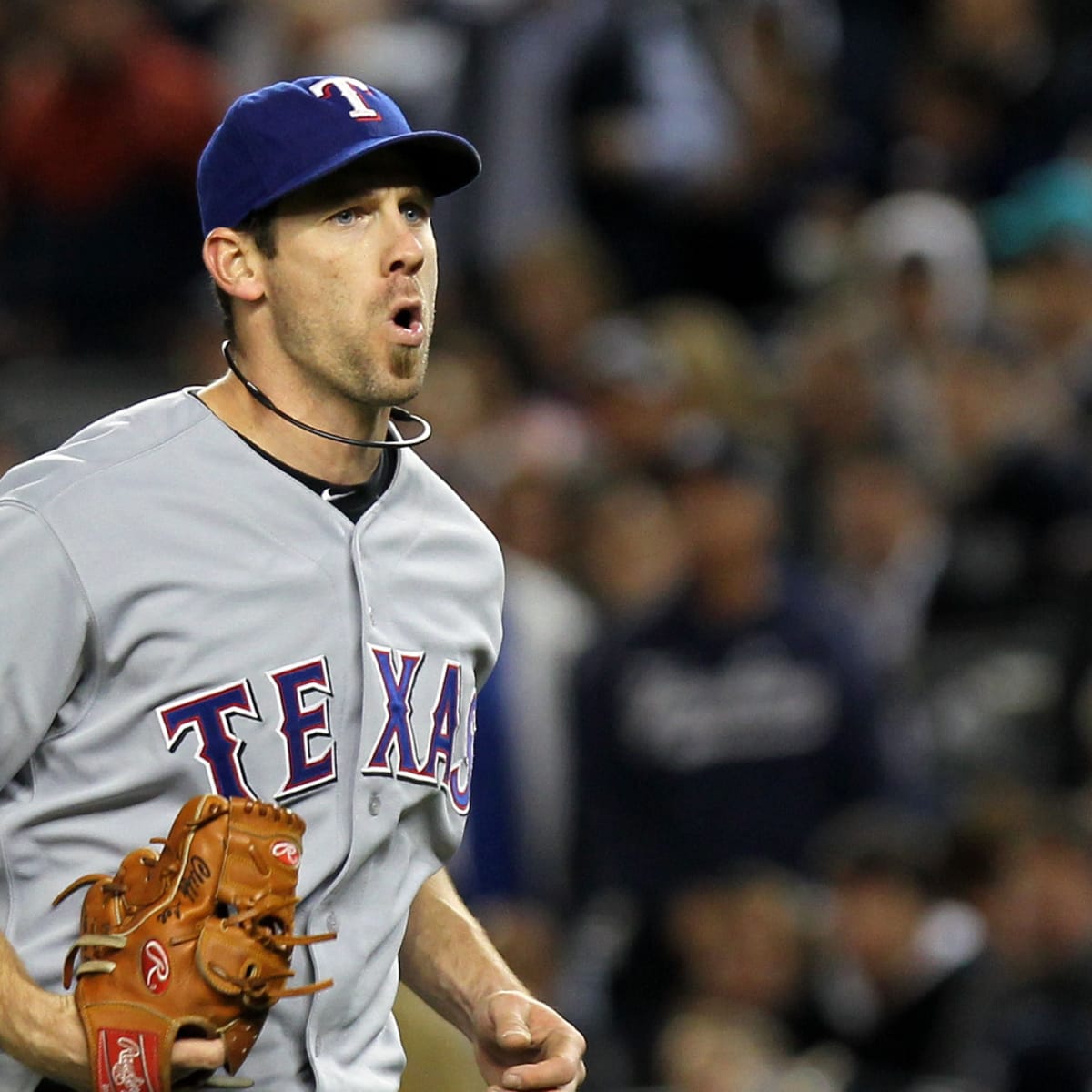 Lee, Rangers put the Yankees in a 2-1 ALCS hole