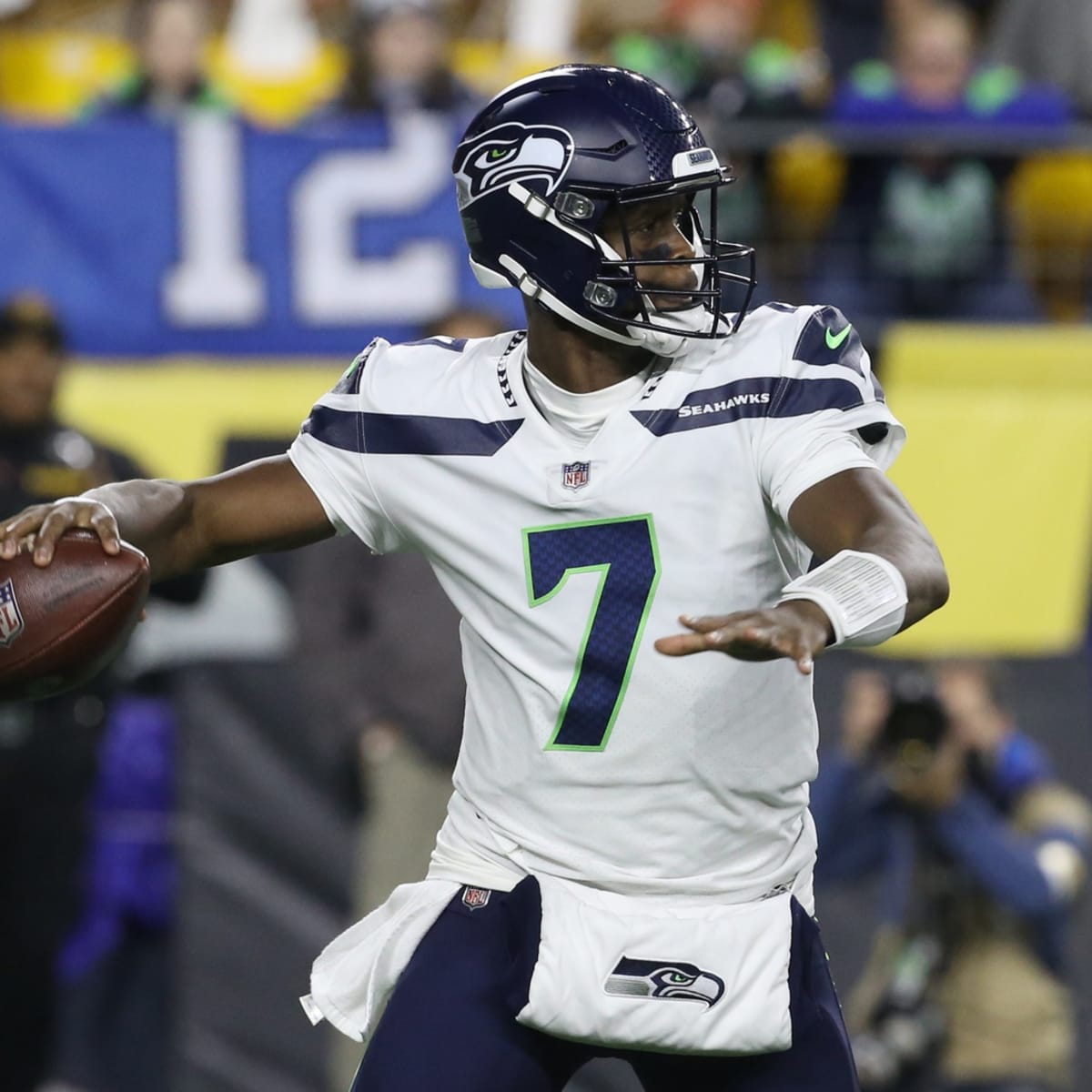 Geno Smith rallies Russell Wilson-less Seahawks to OT, then loses fumble,  game to Steelers – KIRO 7 News Seattle