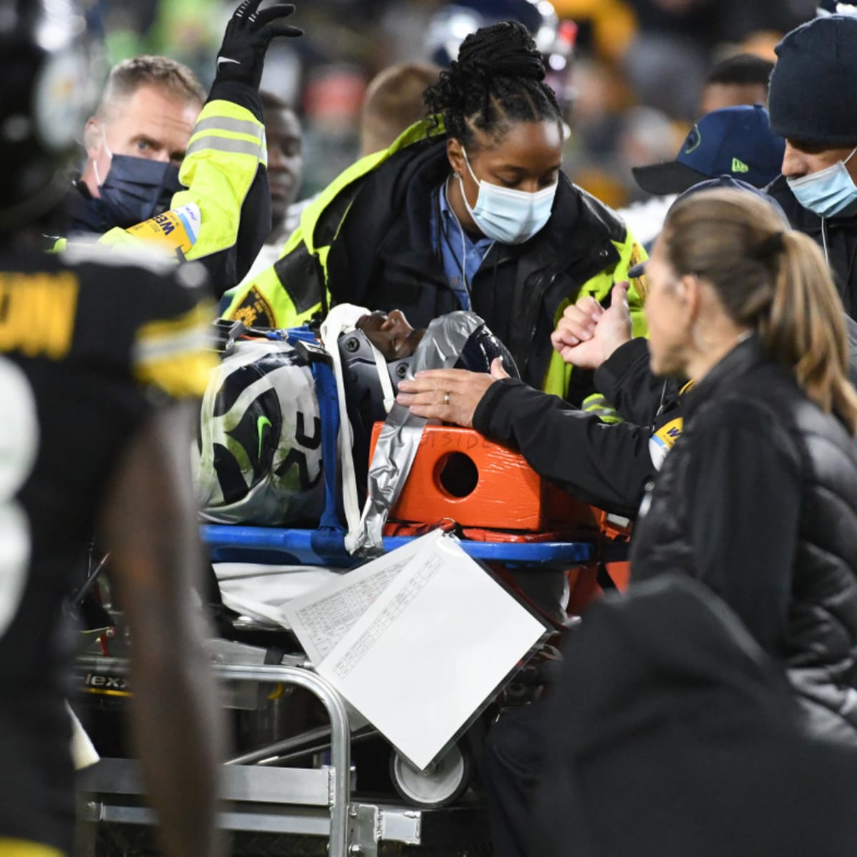 Darrell Taylor carted off the field after collision with teammate