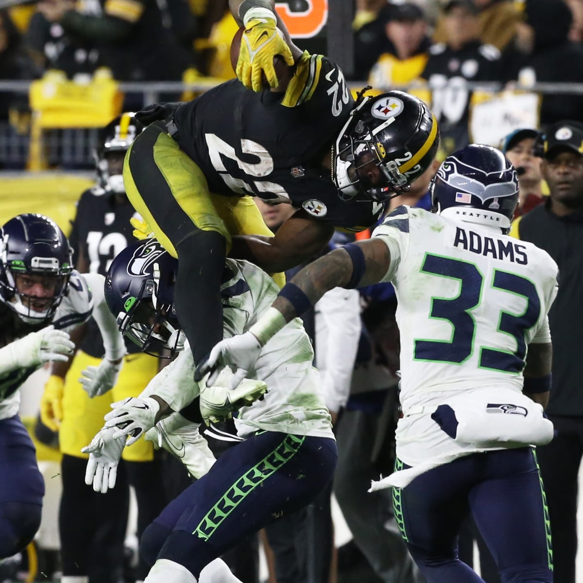 Halftime Observations: Drew Lock Delivers as Seattle Seahawks Build 14-3  Lead Over New York Giants - Sports Illustrated Seattle Seahawks News,  Analysis and More