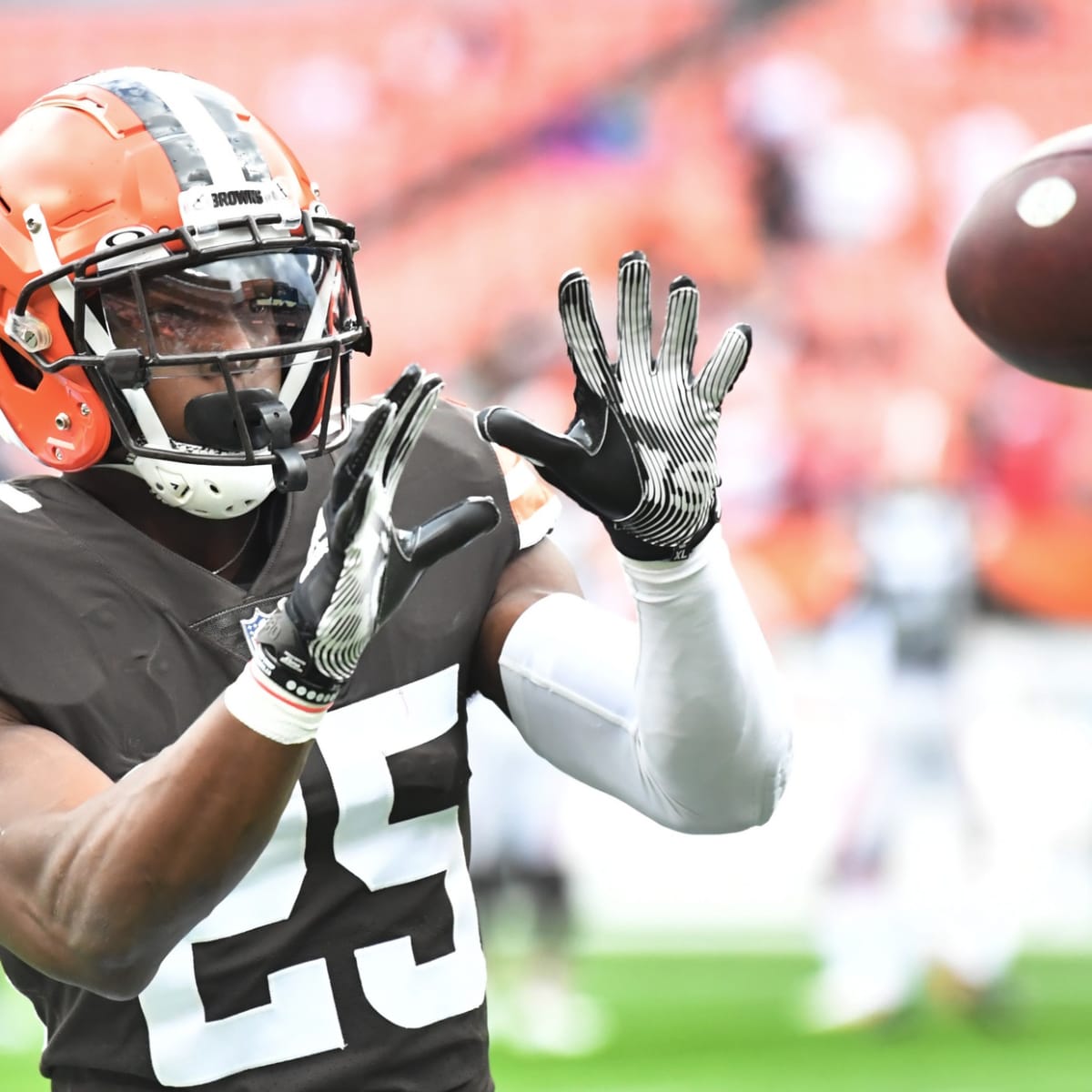 Foxborough, Massachusetts, USA. 14th Nov, 2021. New England Patriots  outside linebacker Dont'a Hightower (54) sacks Cleveland Browns quarterback  Case Keenum (5) during the NFL football game between the Cleveland Browns  and the