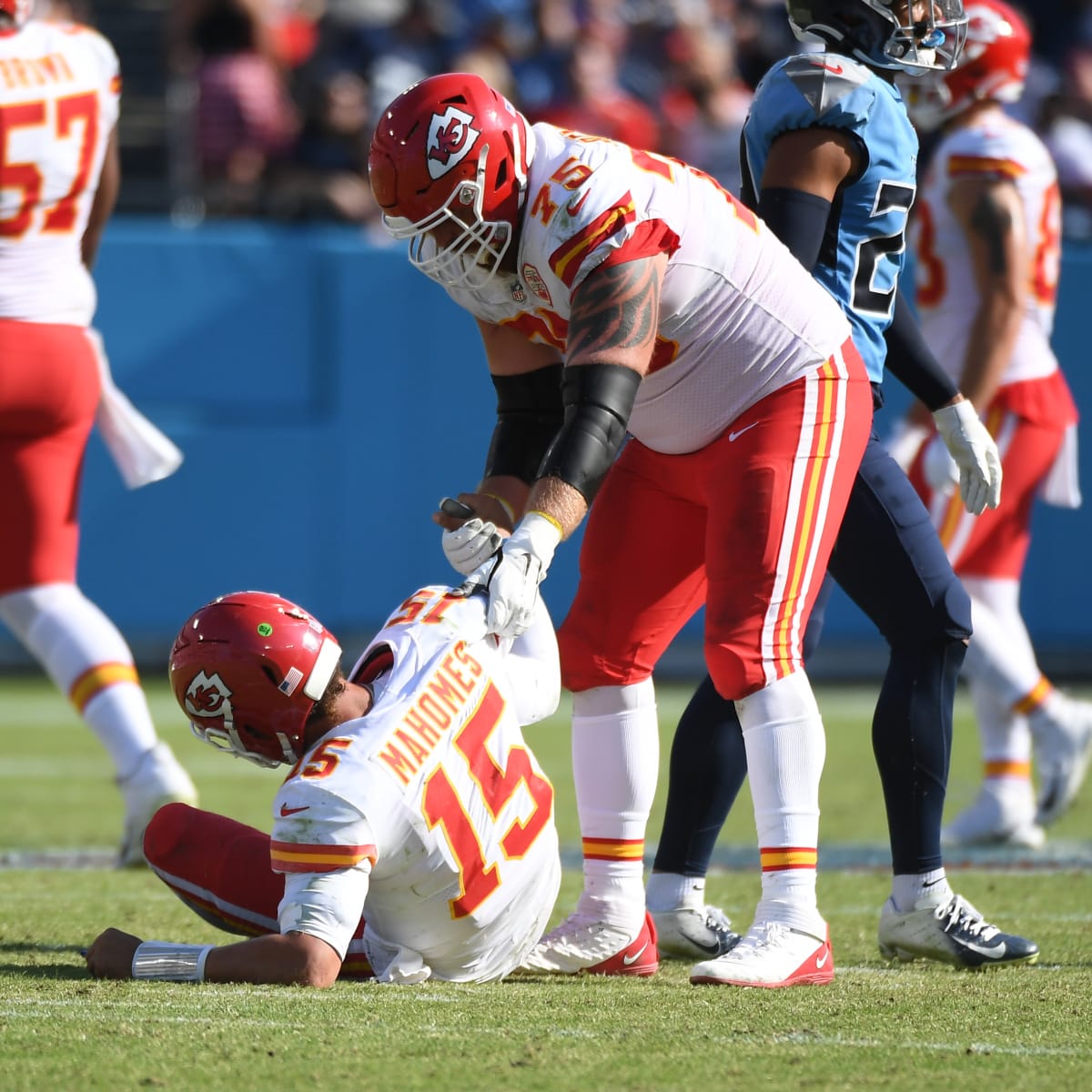 Patrick Mahomes limps off field with injury, furious when Andy Reid sits  him