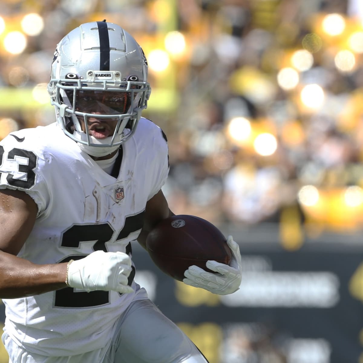 Raiders' Kenyan Drake scores 2 touchdowns in win over Broncos