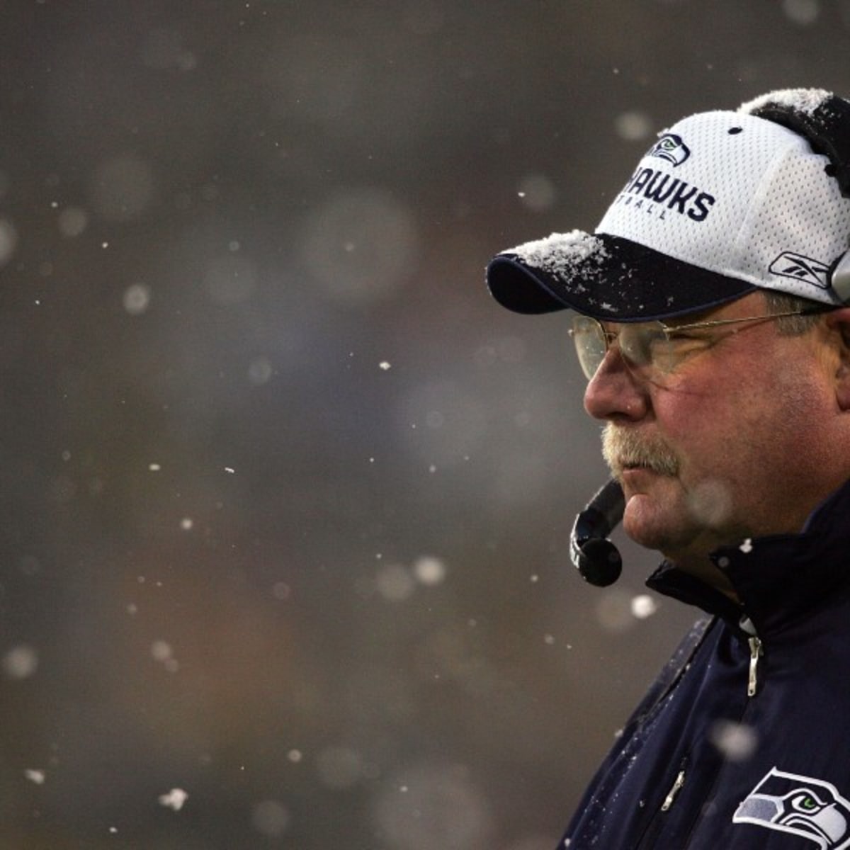 Former coach Mike Holmgren and quarterback Matt Hasselbeck will join  Seahawks' Ring of Honor this season