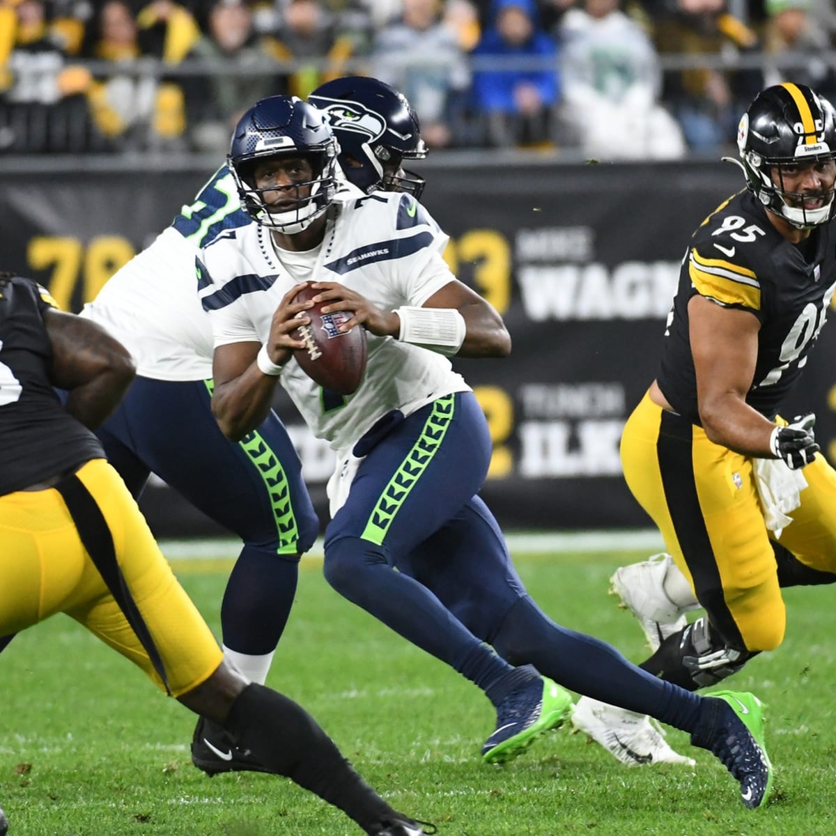 Geno Smith Keeps the Seattle Seahawks Offense Afloat