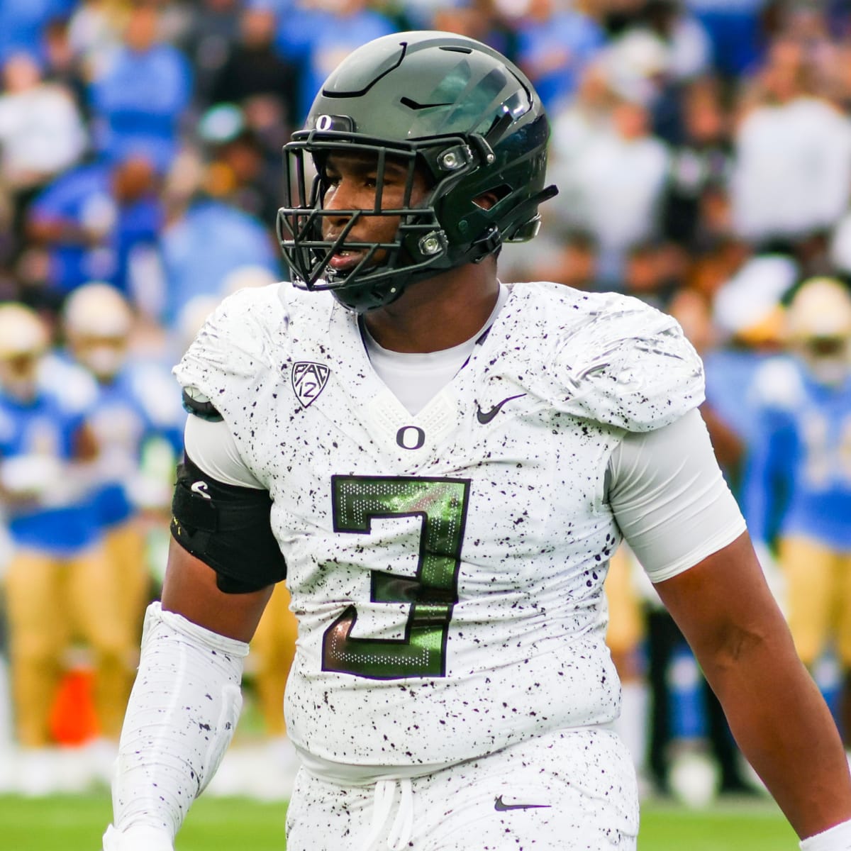 Oregon Ducks football hosts UCLA in top-10 matchup