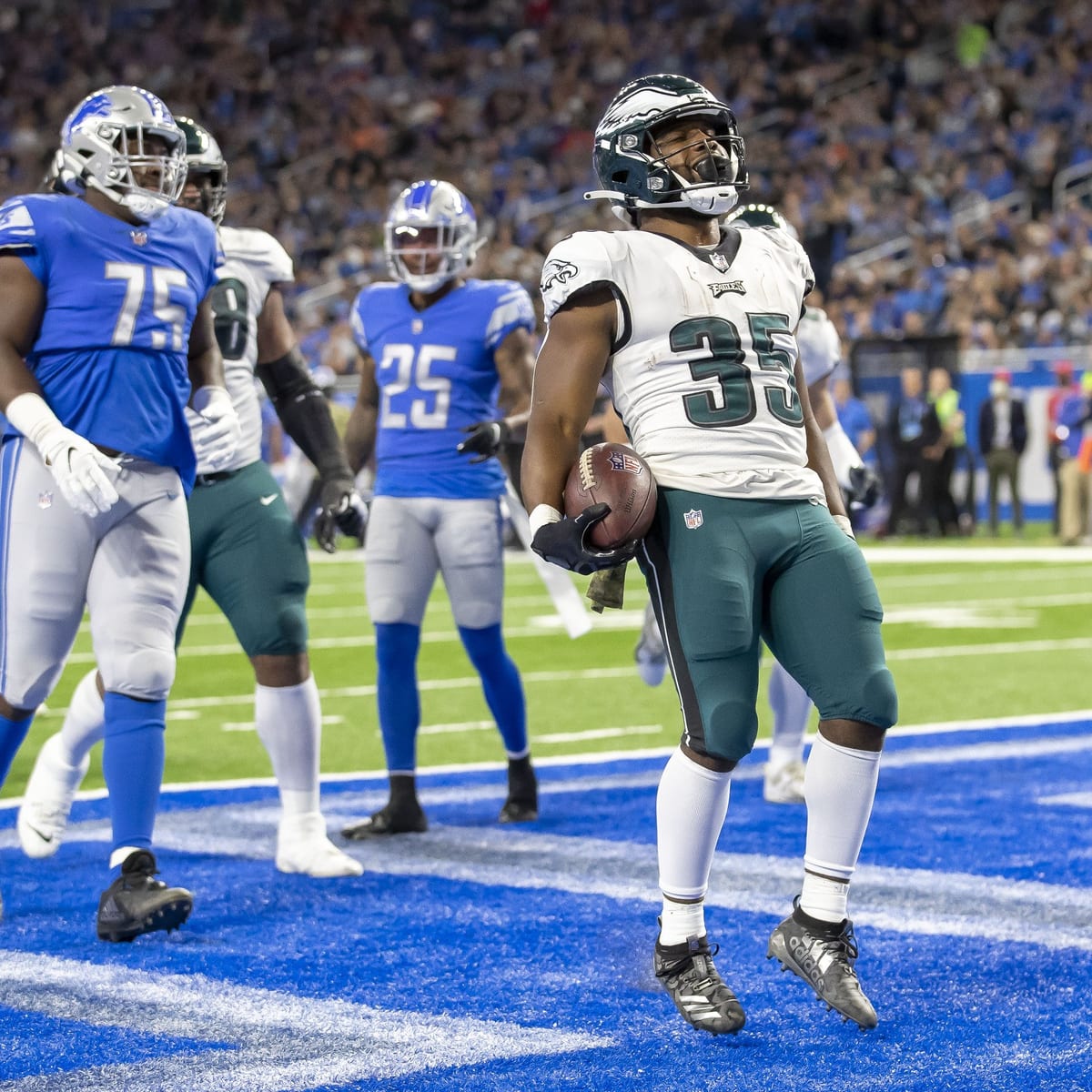 Offense erupts as Eagles rip Lions, 56-21