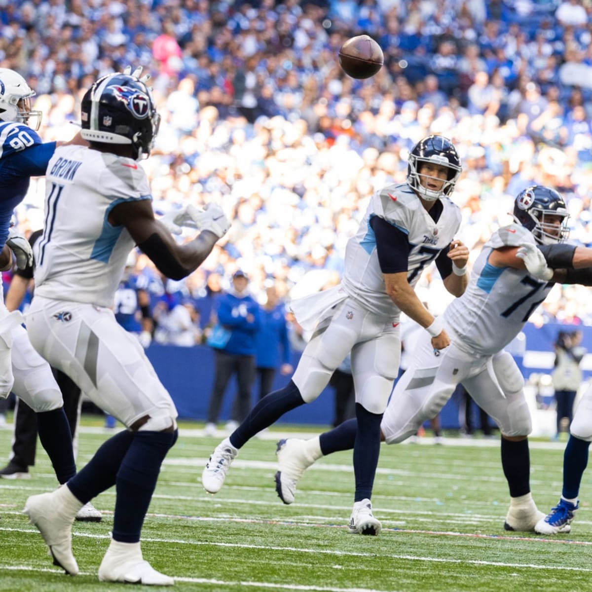 NASHVILLE, TN - OCTOBER 23: Tennessee Titans linebacker David Long Jr. (51)  prepares to defend during the Tennessee Titans game versus the Indianapolis  Colts on October 23, 2022, at Nissan Stadium in