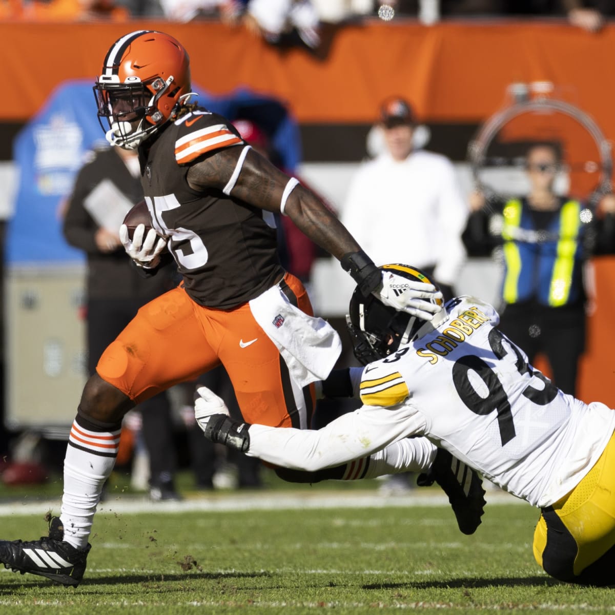 Browns tight end David Njoku lives up to promise to warm up shirtless  before Saints game 