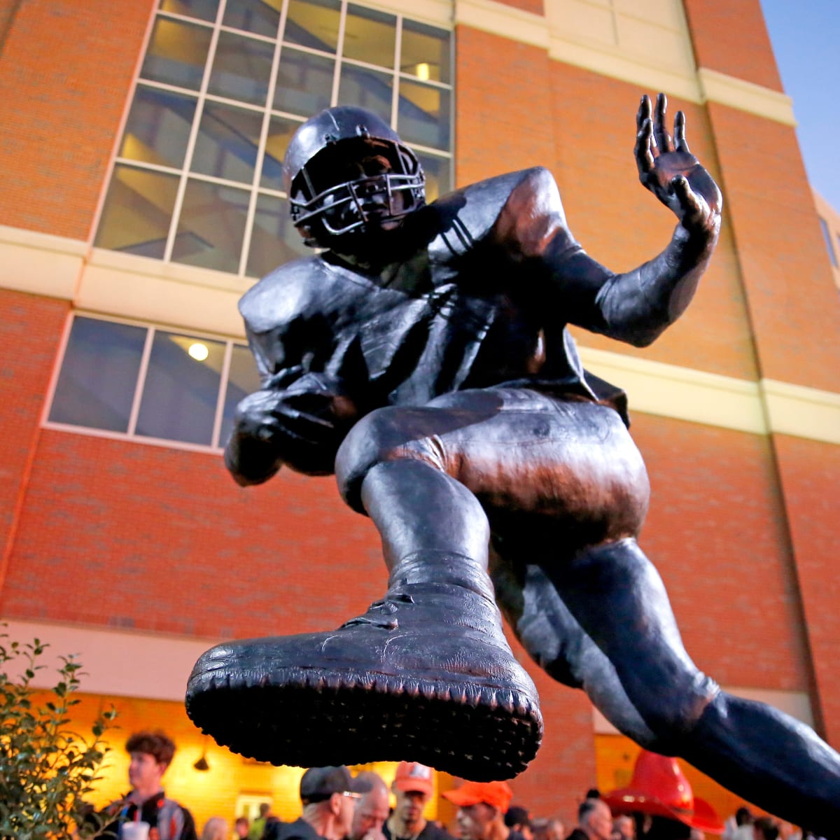 Barry Sanders getting statue outside Boone Pickens Stadium