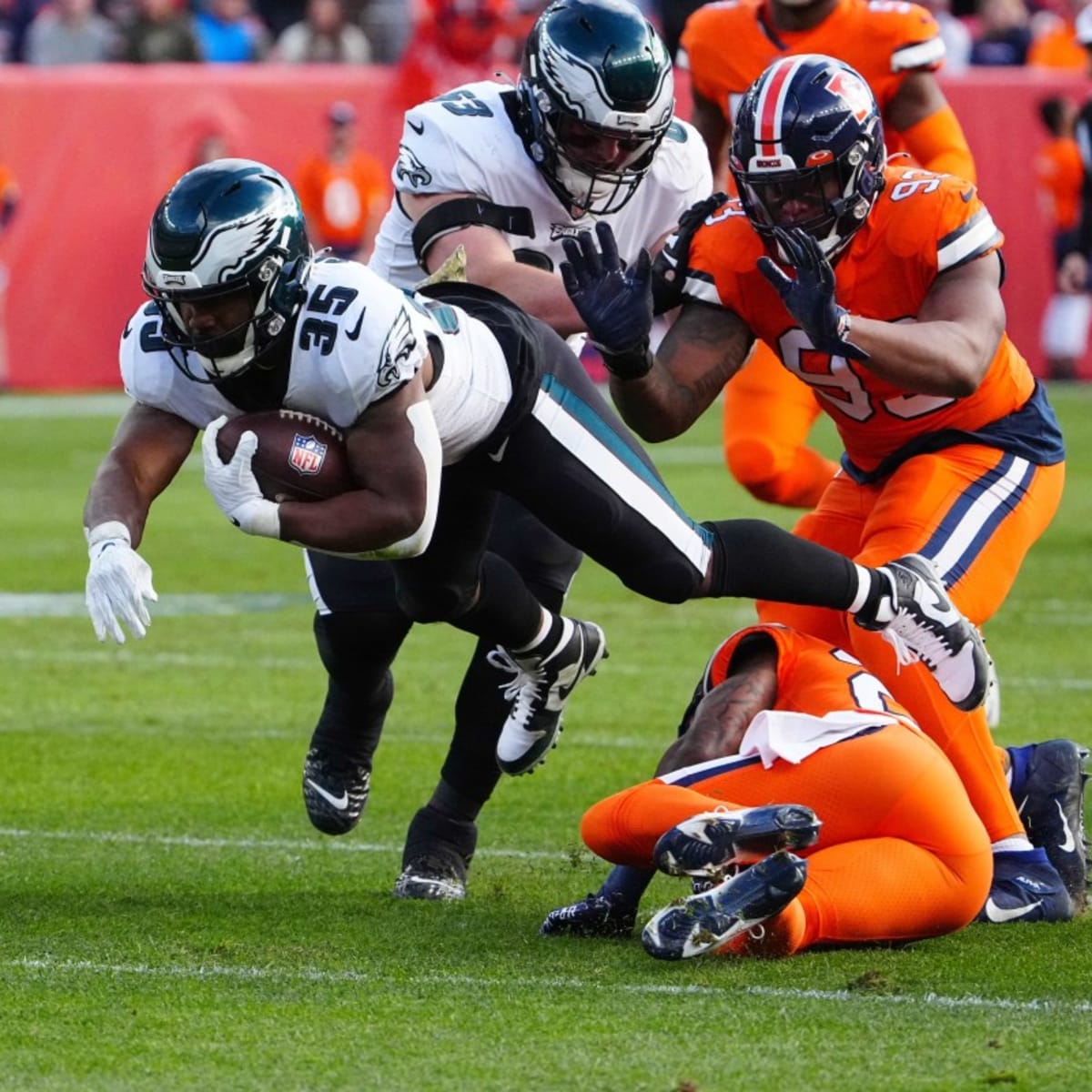 DeVonta Smith celebrates birth of daughter with 'rock the baby' TD  celebration in Eagles' win