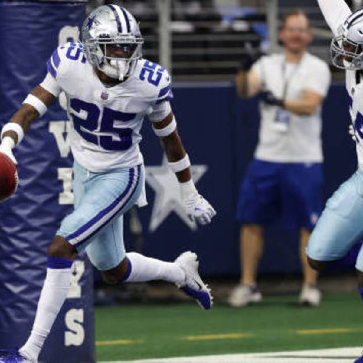 Dallas Cowboys cornerback Nahshon Wright (25) defends during an