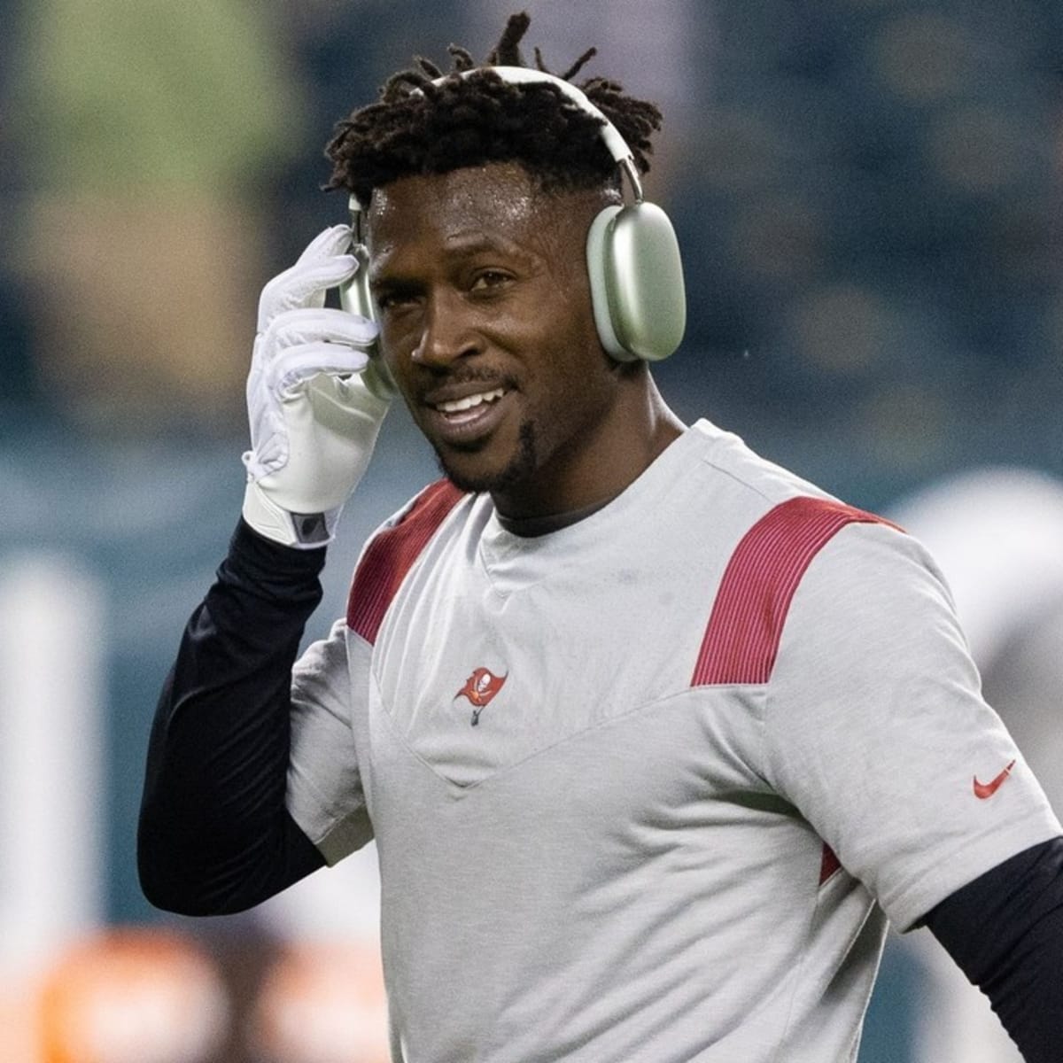 ampa Bay Buccaneers' Antonio Brown Suspended for Misrepresenting Vaccine  Status - Bloomberg