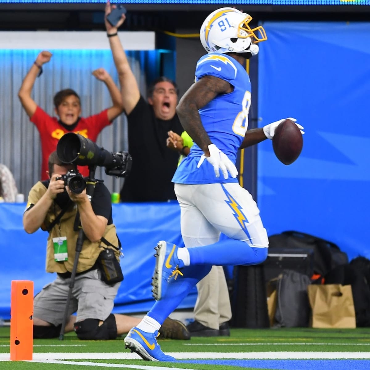 Chargers beat the Steelers 41-37 in Sunday Night Football